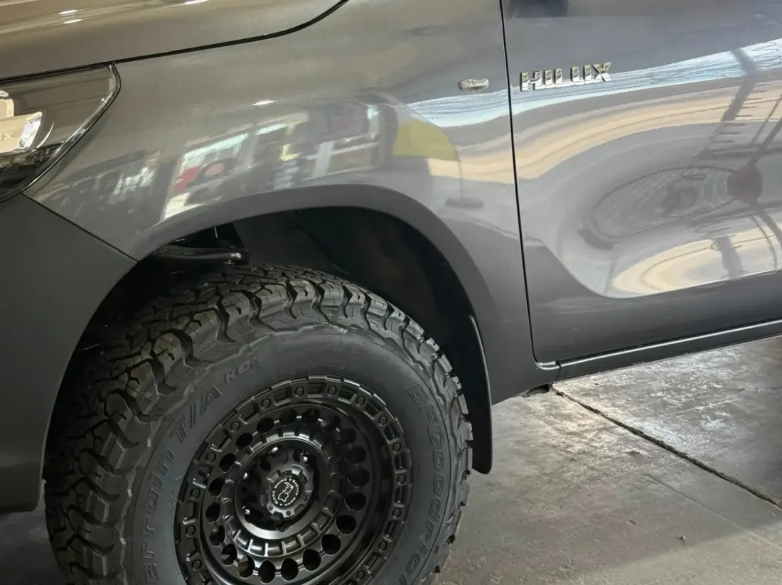 Detalle de llanta beadlock negra en Hilux gris